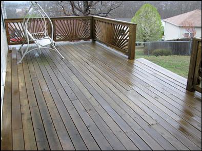 Deck overlooking established neighborhood 10 minutes from Branson