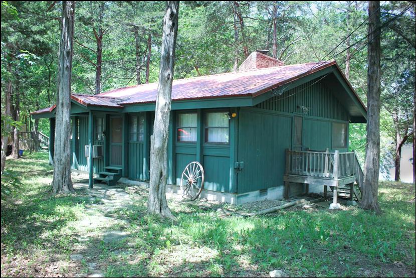 Lakefront Cabin with Dock Slip Table Rock 3 Bedroom / 1 Bath Cape